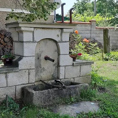 под старата липа Nyaraló *