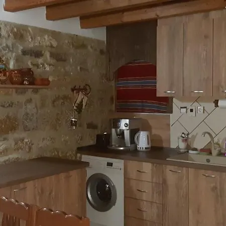 Nyaraló под старата липа *